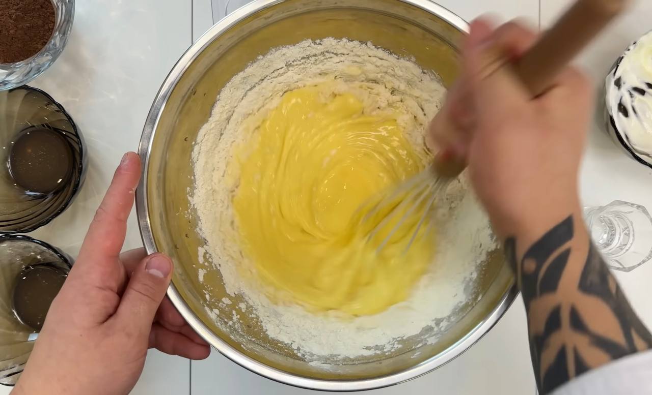 Смачний торт "Сметанник", який приготує навіть дитина: максимально легкий рецепт